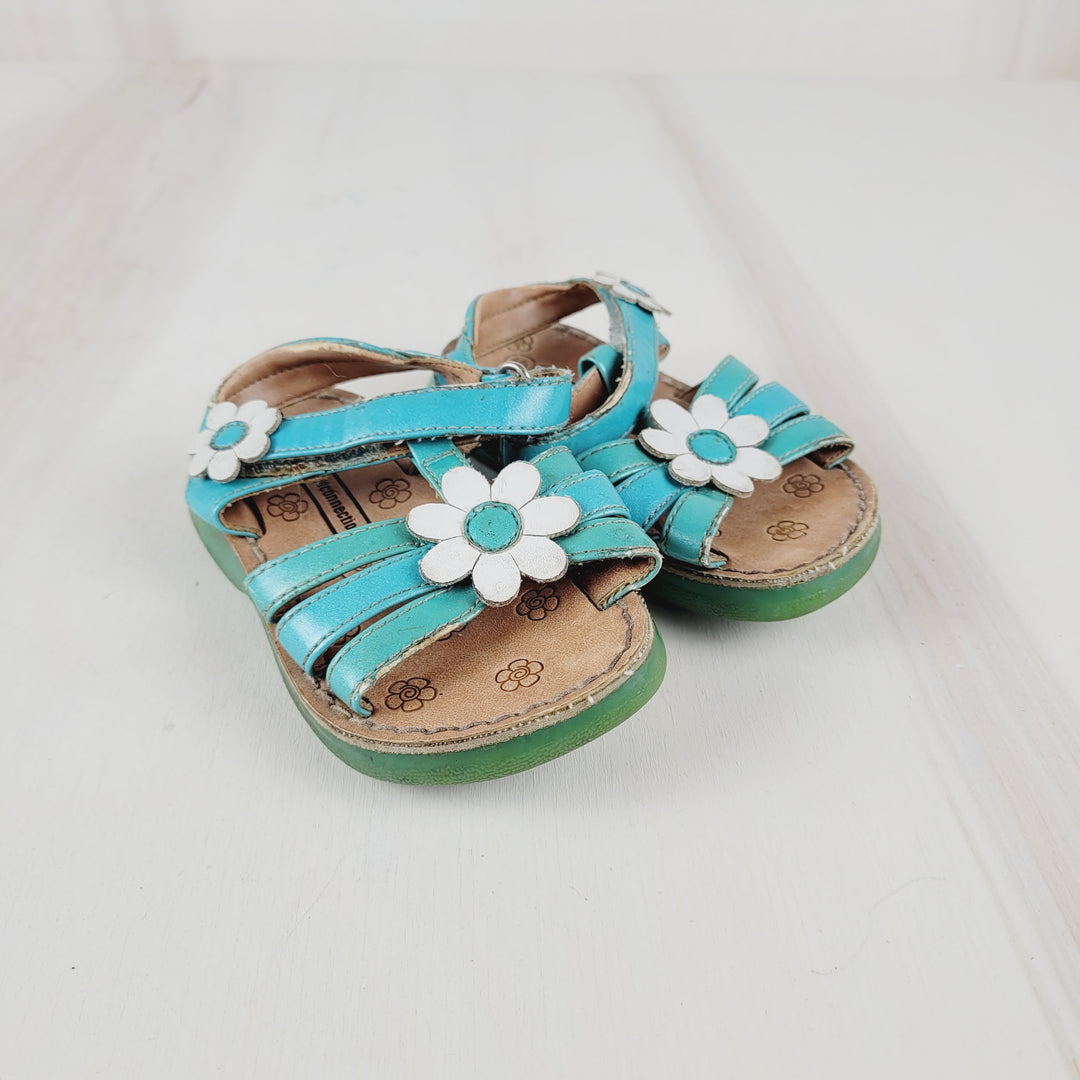 KID CONNECTION BLUE AND WHITE FLOWER SANDALS SIZE 5 CHILD VGUC