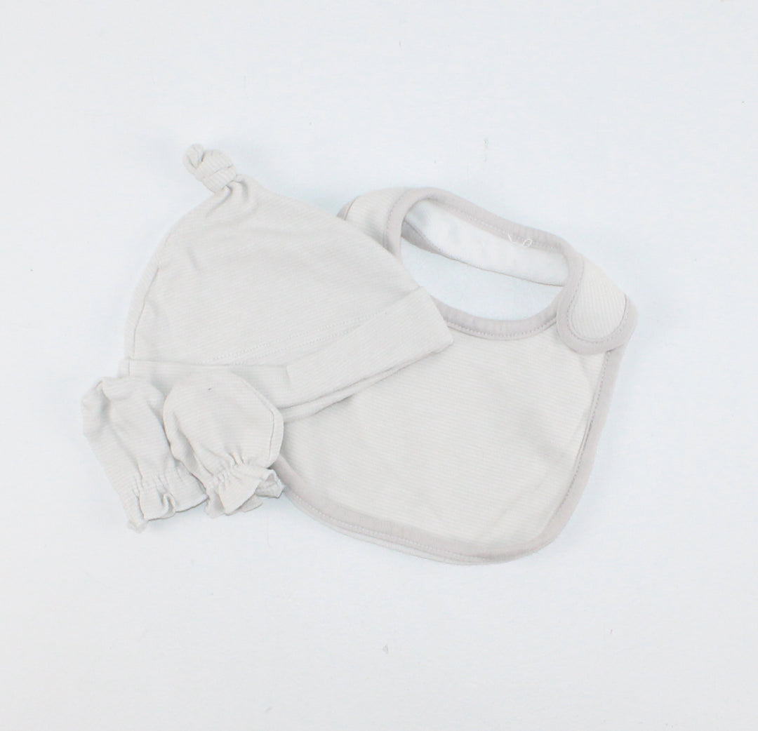BABY BUNDLES 3 SET HAT/BIB/MITTS VGUC 0-6M PRE-LOVED