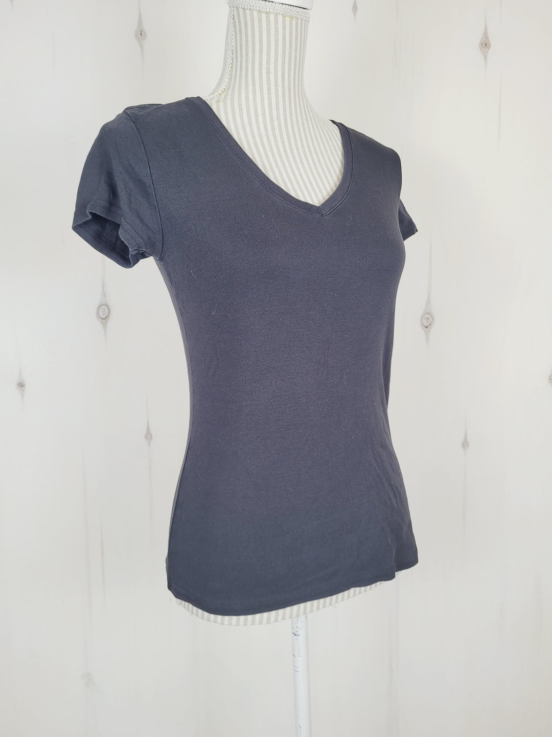 KIRKLAND BLACK VNECK TSHIRT LADIES SMALL PRE-LOVED