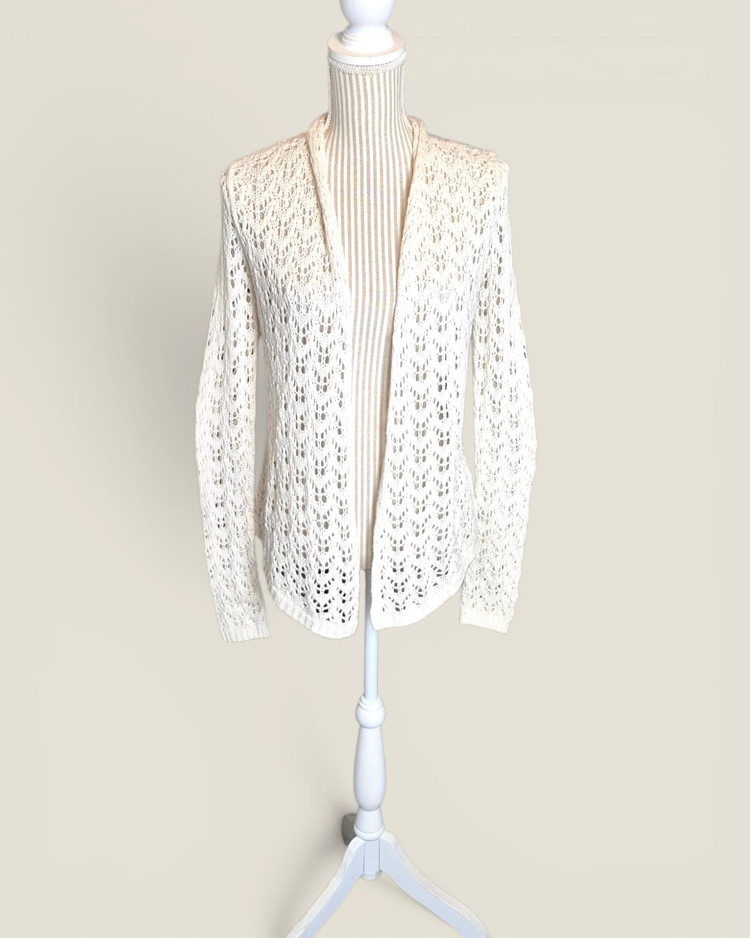 Pre-Loved Abercrombie White Knit Cardigan Ladies XL | Betty’s Marketplace