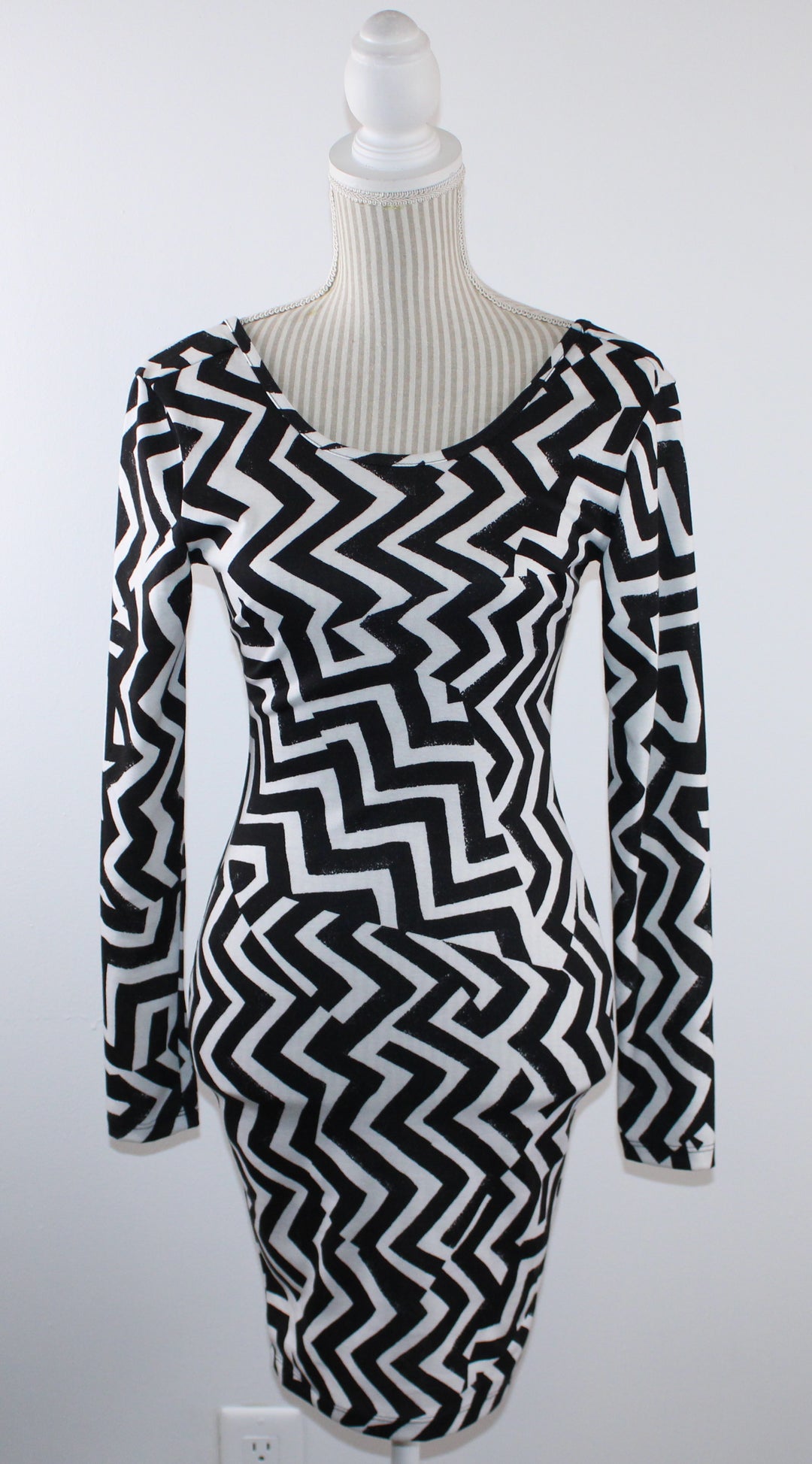 H&M BLACK & WHITE PATTERNED DRESS LADIES XS PRE-LOVED